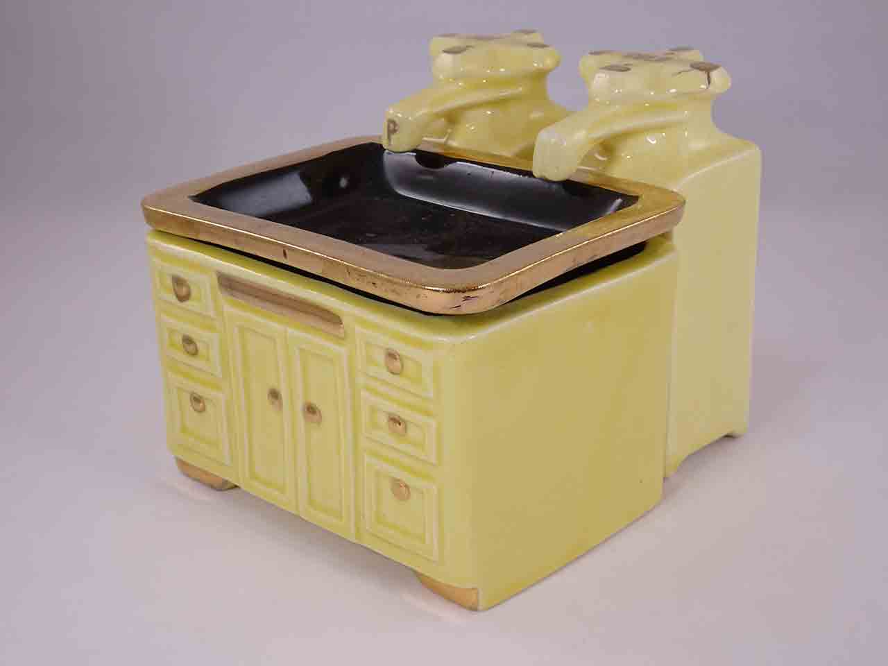46614 Sink with faucets condiment salt and pepper shakers